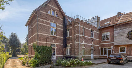 Leemans Immobili&euml;n biedt u dit ruime en karaktervolle duplexappartement te huur aan, gelegen op een centrale locatie in Dilbeek.
Dankzij de uitstekende ligging bevinden winkels, scholen, openbaar vervoer, sportinfrastructuur en belangrijke invalswegen zi