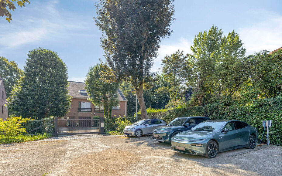 Leemans Immobiliën vous propose à la location ce spacieux et charmant appartement duplex, idéalement situé au cœur de Dilbeek.Grâce à son emplacement privilégié, commerces, écoles, transports en commun, installations sportives et grands axes rou
