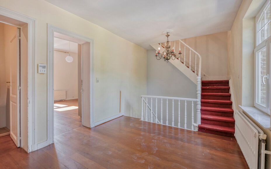 Leemans Immobiliën vous propose à la location ce spacieux et charmant appartement duplex, idéalement situé au cœur de Dilbeek.Grâce à son emplacement privilégié, commerces, écoles, transports en commun, installations sportives et grands axes rou