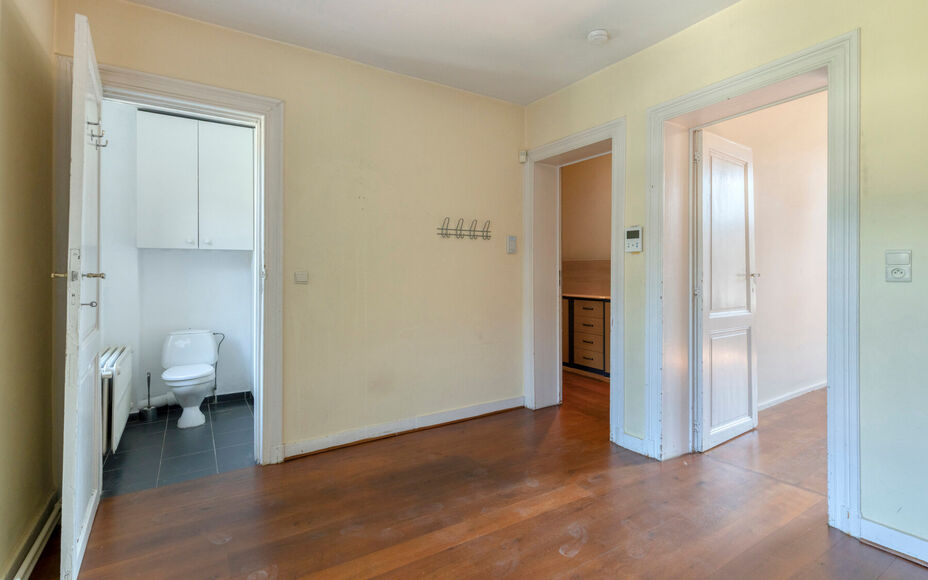 Leemans Immobiliën vous propose à la location ce spacieux et charmant appartement duplex, idéalement situé au cœur de Dilbeek.Grâce à son emplacement privilégié, commerces, écoles, transports en commun, installations sportives et grands axes rou