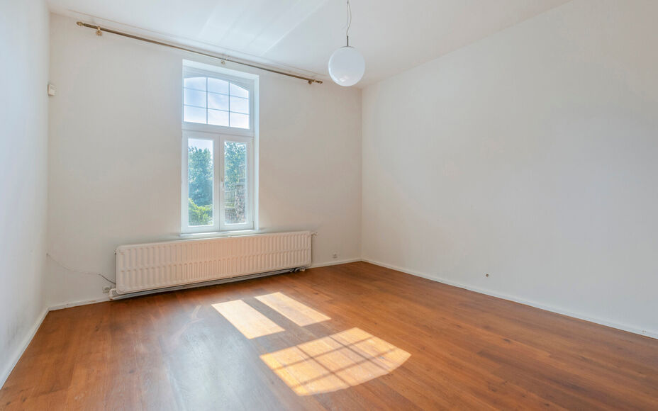 Leemans Immobiliën vous propose à la location ce spacieux et charmant appartement duplex, idéalement situé au cœur de Dilbeek.Grâce à son emplacement privilégié, commerces, écoles, transports en commun, installations sportives et grands axes rou