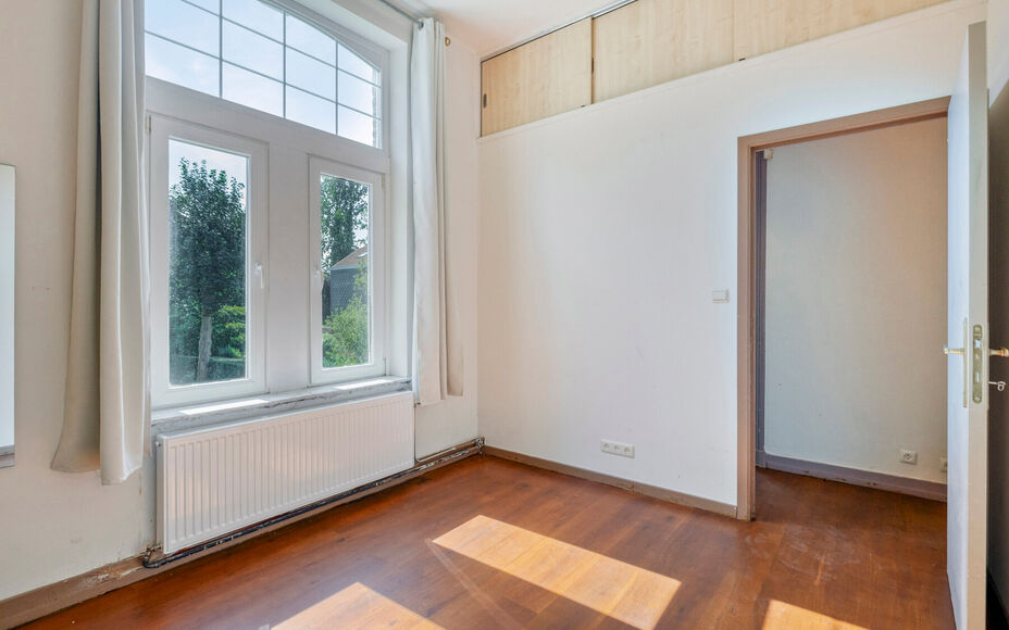 Leemans Immobiliën vous propose à la location ce spacieux et charmant appartement duplex, idéalement situé au cœur de Dilbeek.Grâce à son emplacement privilégié, commerces, écoles, transports en commun, installations sportives et grands axes rou