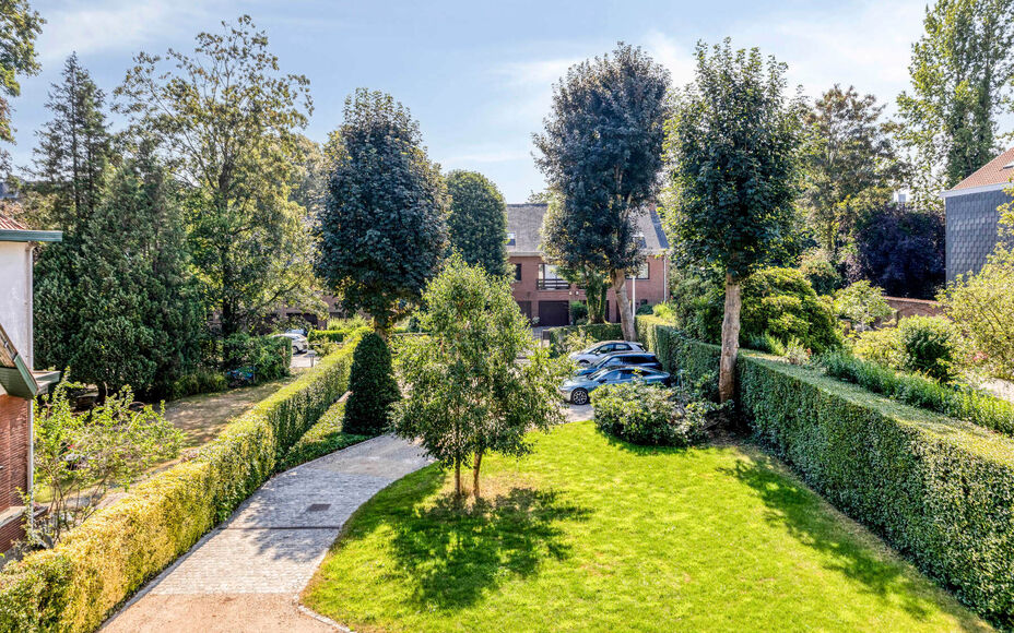 Leemans Immobiliën vous propose à la location ce spacieux et charmant appartement duplex, idéalement situé au cœur de Dilbeek.Grâce à son emplacement privilégié, commerces, écoles, transports en commun, installations sportives et grands axes rou