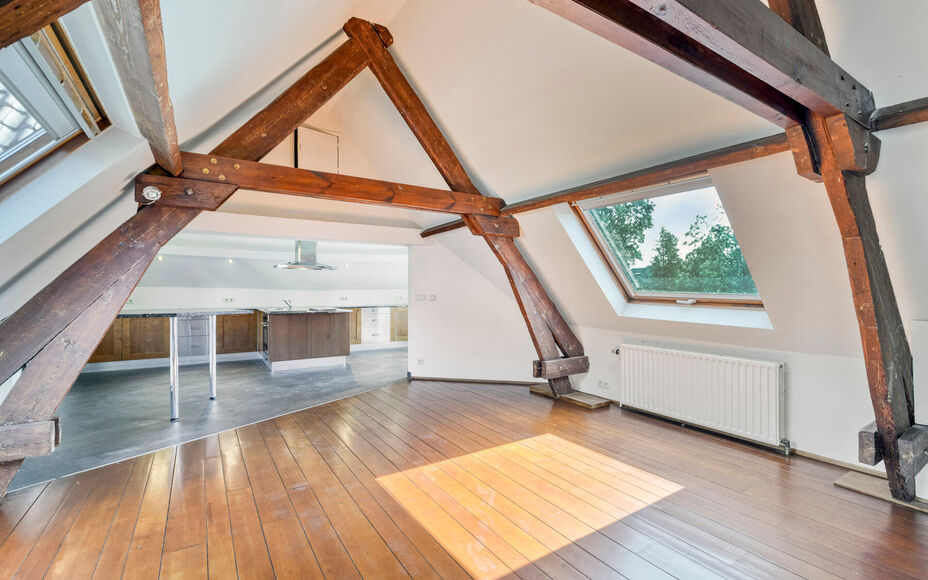 Leemans Immobiliën vous propose à la location ce spacieux et charmant appartement duplex, idéalement situé au cœur de Dilbeek.Grâce à son emplacement privilégié, commerces, écoles, transports en commun, installations sportives et grands axes rou
