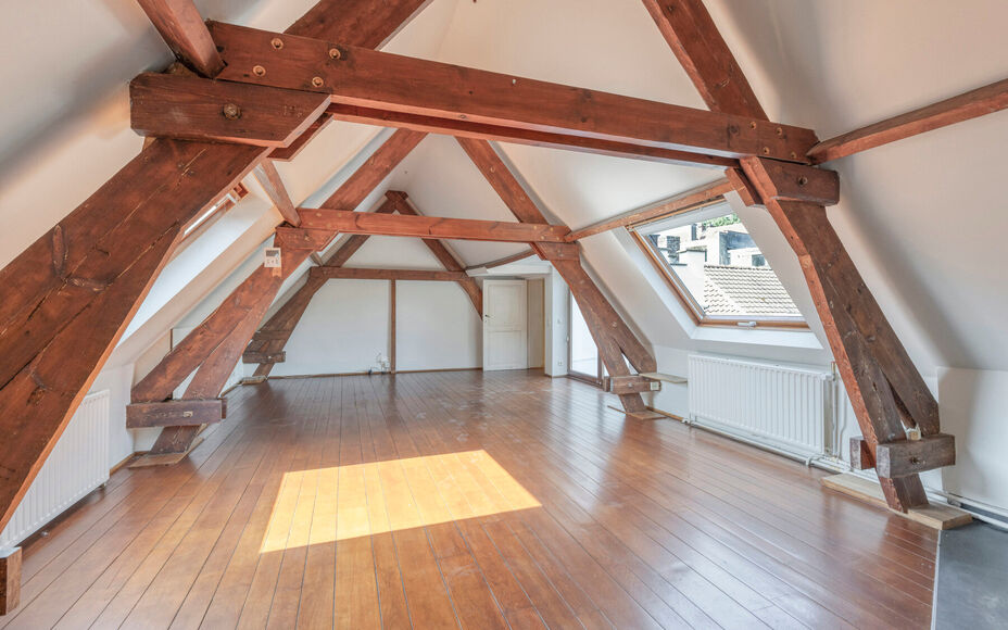 Leemans Immobiliën vous propose à la location ce spacieux et charmant appartement duplex, idéalement situé au cœur de Dilbeek.Grâce à son emplacement privilégié, commerces, écoles, transports en commun, installations sportives et grands axes rou