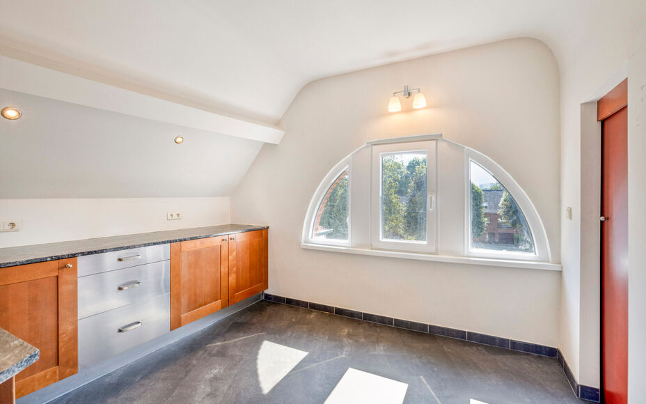 Leemans Immobiliën vous propose à la location ce spacieux et charmant appartement duplex, idéalement situé au cœur de Dilbeek.Grâce à son emplacement privilégié, commerces, écoles, transports en commun, installations sportives et grands axes rou