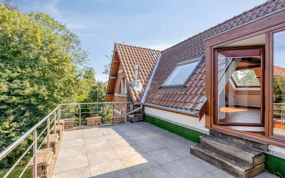 Leemans Immobiliën vous propose à la location ce spacieux et charmant appartement duplex, idéalement situé au cœur de Dilbeek.Grâce à son emplacement privilégié, commerces, écoles, transports en commun, installations sportives et grands axes rou