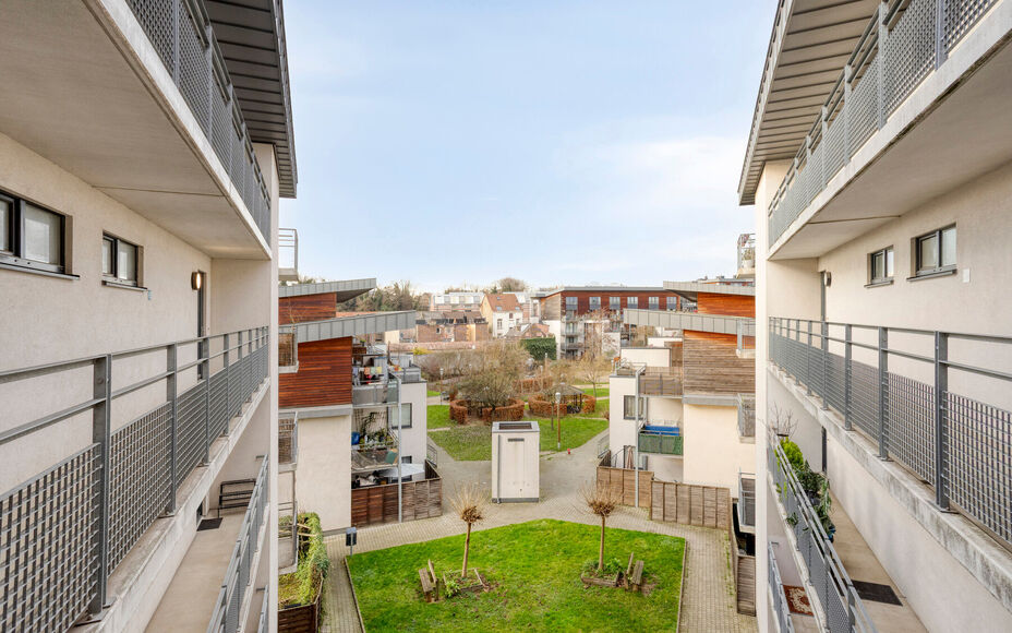 Leemans Real Estate vous propose cet appartement écoénergétique offrant une vue imprenable sur Bruxelles.Grâce à sa situation centrale, commerces, crèches, écoles, installations sportives et transports en commun sont accessibles à pied. L'appartem