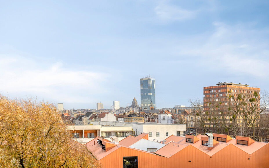 Leemans Real Estate vous propose cet appartement écoénergétique offrant une vue imprenable sur Bruxelles.Grâce à sa situation centrale, commerces, crèches, écoles, installations sportives et transports en commun sont accessibles à pied. L'appartem