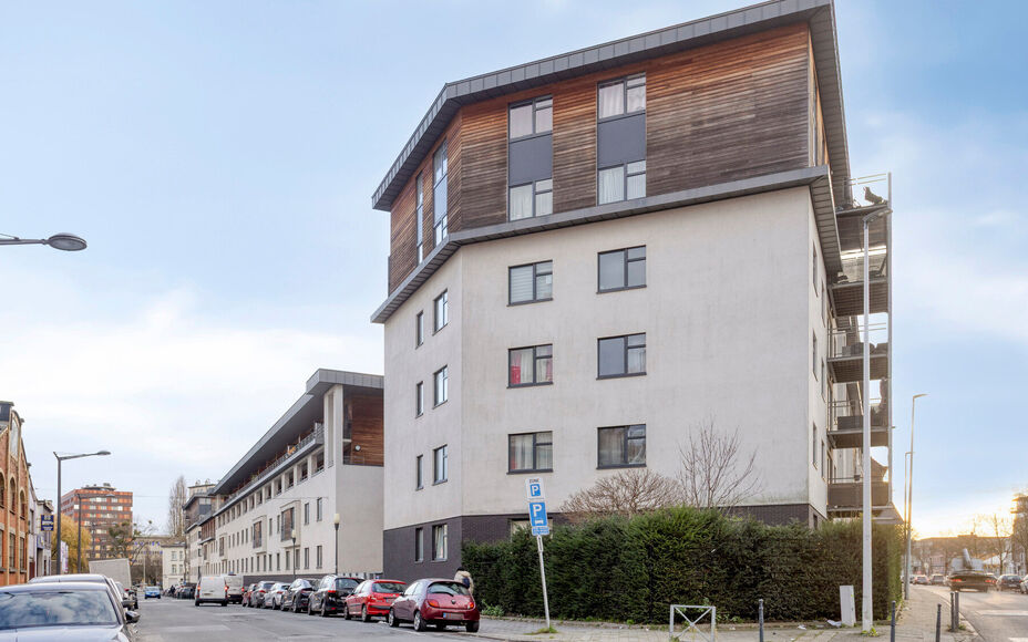 Leemans Real Estate vous propose cet appartement écoénergétique offrant une vue imprenable sur Bruxelles.Grâce à sa situation centrale, commerces, crèches, écoles, installations sportives et transports en commun sont accessibles à pied. L'appartem