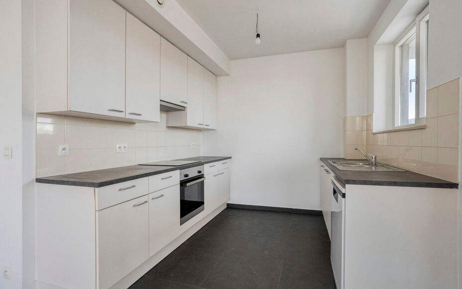 Leemans Real Estate vous propose cet appartement écoénergétique offrant une vue imprenable sur Bruxelles.Grâce à sa situation centrale, commerces, crèches, écoles, installations sportives et transports en commun sont accessibles à pied. L'appartem