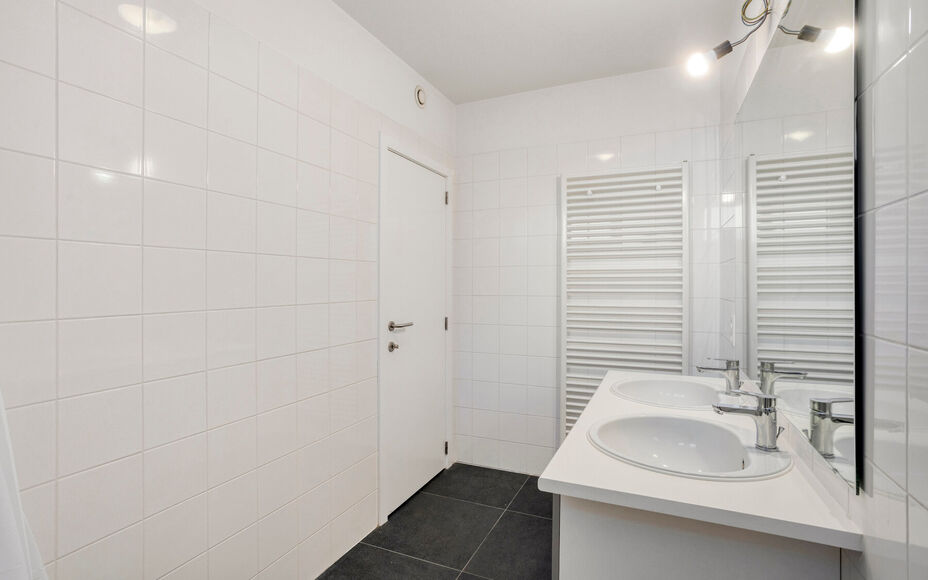 Leemans Real Estate vous propose cet appartement écoénergétique offrant une vue imprenable sur Bruxelles.Grâce à sa situation centrale, commerces, crèches, écoles, installations sportives et transports en commun sont accessibles à pied. L'appartem