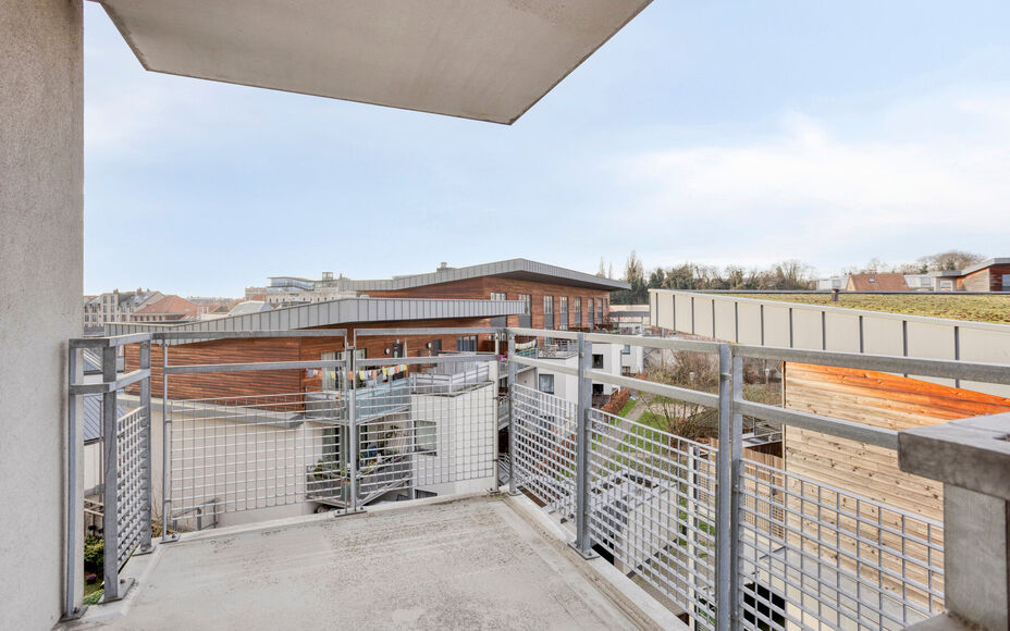 Leemans Real Estate vous propose cet appartement écoénergétique offrant une vue imprenable sur Bruxelles.Grâce à sa situation centrale, commerces, crèches, écoles, installations sportives et transports en commun sont accessibles à pied. L'appartem