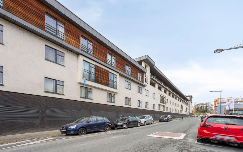 Leemans Real Estate vous propose cet appartement écoénergétique offrant une vue imprenable sur Bruxelles.Grâce à sa situation centrale, commerces, crèches, écoles, installations sportives et transports en commun sont accessibles à pied. L'appartem