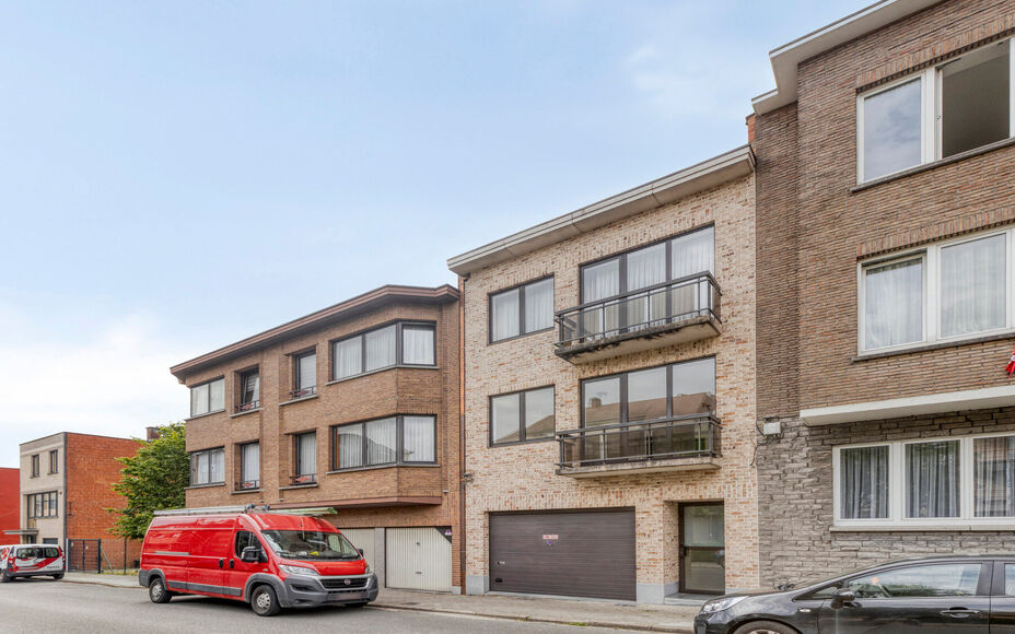 LEEMANS IMMOBILIËN vous propose cet appartement très bien entretenu et prêt à être emménagé au premier étage d'un petit immeuble résidentiel composé de 3 appartements au total. L'appartement date de l'année 2000.  

La surface totale de l'appar