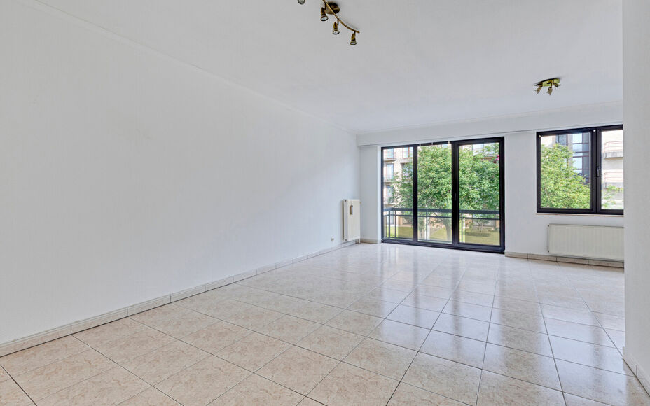 LEEMANS IMMOBILIËN vous propose cet appartement très bien entretenu et prêt à être emménagé au premier étage d'un petit immeuble résidentiel composé de 3 appartements au total. L'appartement date de l'année 2000.  

La surface totale de l'appar