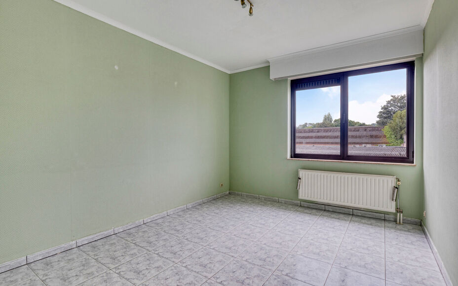 LEEMANS IMMOBILIËN vous propose cet appartement très bien entretenu et prêt à être emménagé au premier étage d'un petit immeuble résidentiel composé de 3 appartements au total. L'appartement date de l'année 2000.  

La surface totale de l'appar