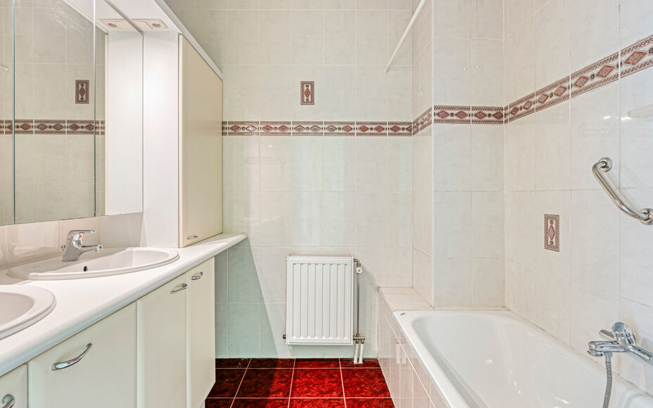 LEEMANS IMMOBILIËN vous propose cet appartement très bien entretenu et prêt à être emménagé au premier étage d'un petit immeuble résidentiel composé de 3 appartements au total. L'appartement date de l'année 2000.  

La surface totale de l'appar