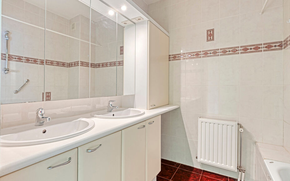 LEEMANS IMMOBILIËN vous propose cet appartement très bien entretenu et prêt à être emménagé au premier étage d'un petit immeuble résidentiel composé de 3 appartements au total. L'appartement date de l'année 2000.  

La surface totale de l'appar