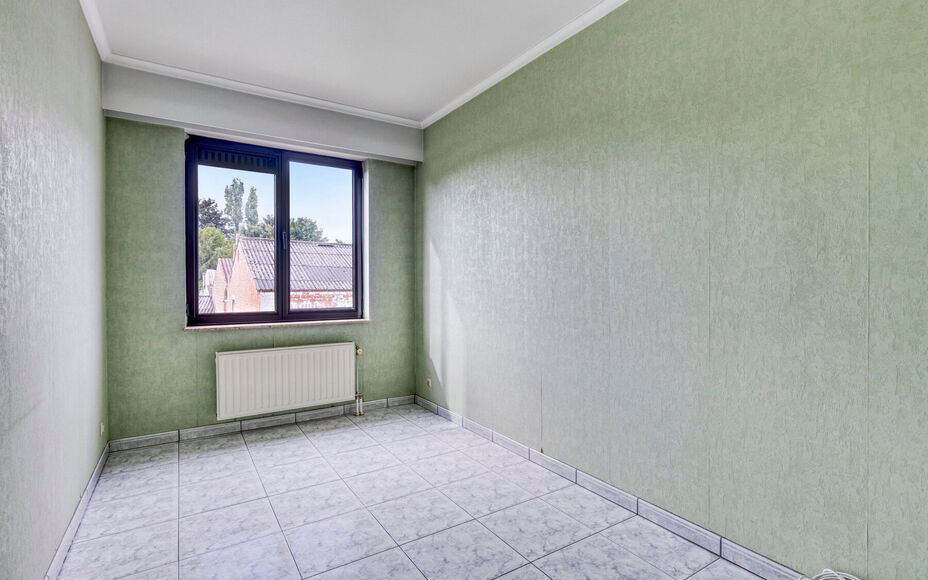 LEEMANS IMMOBILIËN vous propose cet appartement très bien entretenu et prêt à être emménagé au premier étage d'un petit immeuble résidentiel composé de 3 appartements au total. L'appartement date de l'année 2000.  

La surface totale de l'appar