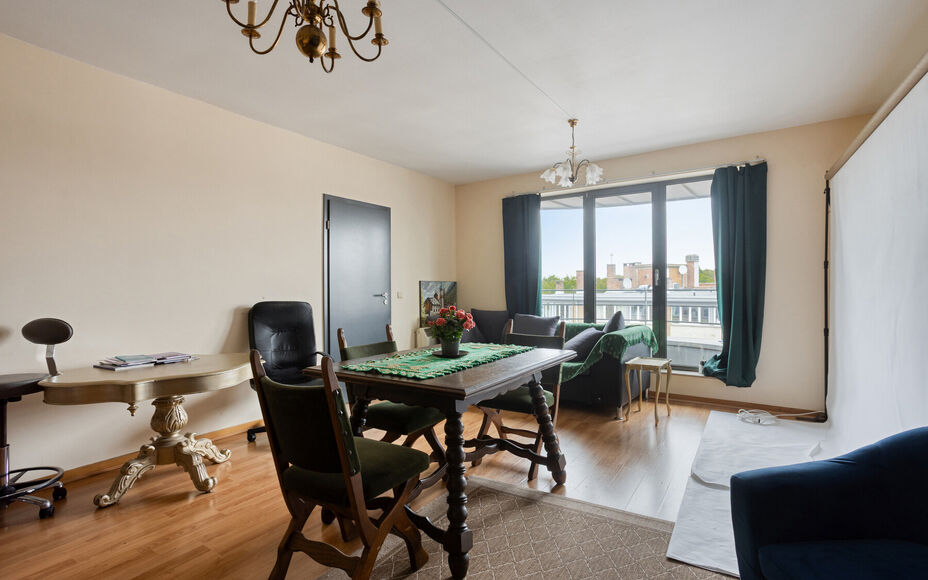 LEEMANS IMMOBILIËN a le plaisir de vous présenter cet appartement idéalement situé dans la commune de Forest, au septième étage d'un immeuble résidentiel.

Avec une surface habitable de 103 m², l'appartement est composé comme suit :
Un hall d'ent