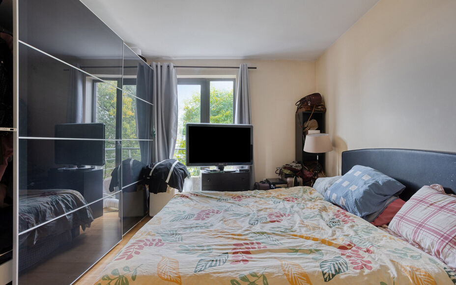 LEEMANS IMMOBILIËN a le plaisir de vous présenter cet appartement idéalement situé dans la commune de Forest, au septième étage d'un immeuble résidentiel.

Avec une surface habitable de 103 m², l'appartement est composé comme suit :
Un hall d'ent