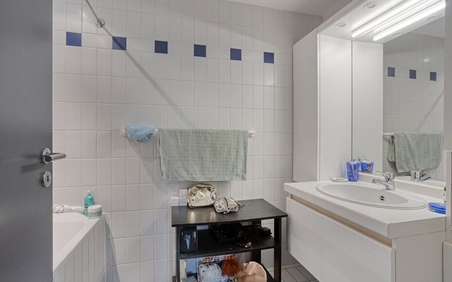 LEEMANS IMMOBILIËN a le plaisir de vous présenter cet appartement idéalement situé dans la commune de Forest, au septième étage d'un immeuble résidentiel.

Avec une surface habitable de 103 m², l'appartement est composé comme suit :
Un hall d'ent