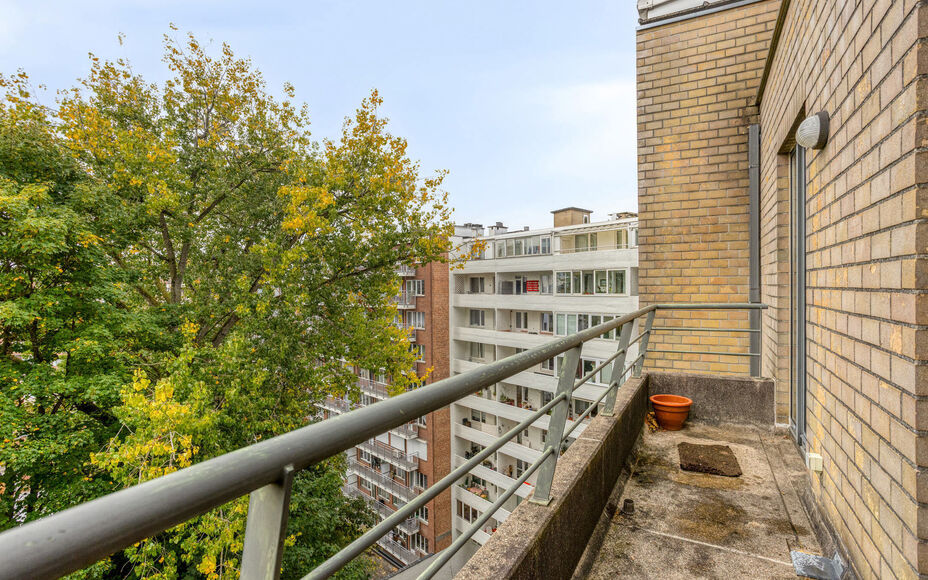 LEEMANS IMMOBILIËN a le plaisir de vous présenter cet appartement idéalement situé dans la commune de Forest, au septième étage d'un immeuble résidentiel.

Avec une surface habitable de 103 m², l'appartement est composé comme suit :
Un hall d'ent
