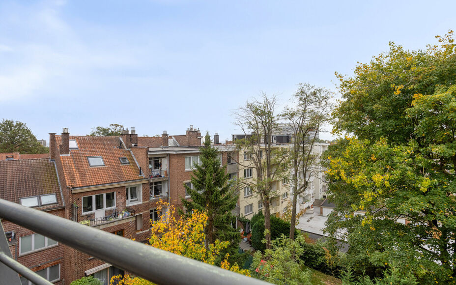 LEEMANS IMMOBILIËN a le plaisir de vous présenter cet appartement idéalement situé dans la commune de Forest, au septième étage d'un immeuble résidentiel.

Avec une surface habitable de 103 m², l'appartement est composé comme suit :
Un hall d'ent