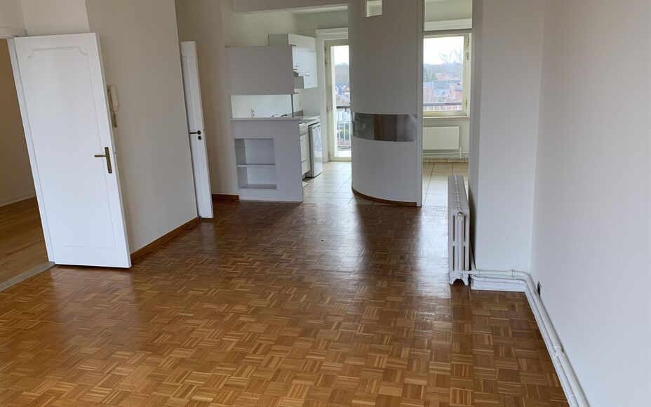 Leemans Immobilïen biedt u dit karaktervol appartement aan in het centrum van Aalst. Door de centrale ligging zijn winkels, scholen, sportstructuur en openbaar vervoer zeer nabij. Het appartement is als volgt ingedeeld: een ruime inkomhal met vestiare , 
