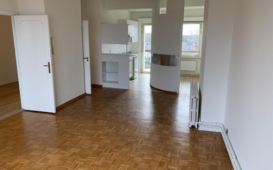Leemans Immobilïen biedt u dit karaktervol appartement aan in het centrum van Aalst. Door de centrale ligging zijn winkels, scholen, sportstructuur en openbaar vervoer zeer nabij. Het appartement is als volgt ingedeeld: een ruime inkomhal met vestiare , 