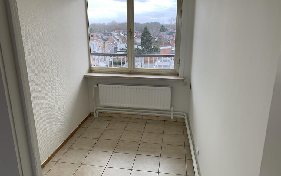 Leemans Immobilïen biedt u dit karaktervol appartement aan in het centrum van Aalst. Door de centrale ligging zijn winkels, scholen, sportstructuur en openbaar vervoer zeer nabij. Het appartement is als volgt ingedeeld: een ruime inkomhal met vestiare , 