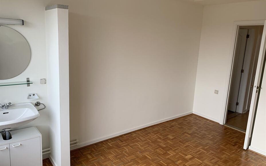 Leemans Immobilïen biedt u dit karaktervol appartement aan in het centrum van Aalst. Door de centrale ligging zijn winkels, scholen, sportstructuur en openbaar vervoer zeer nabij. Het appartement is als volgt ingedeeld: een ruime inkomhal met vestiare , 