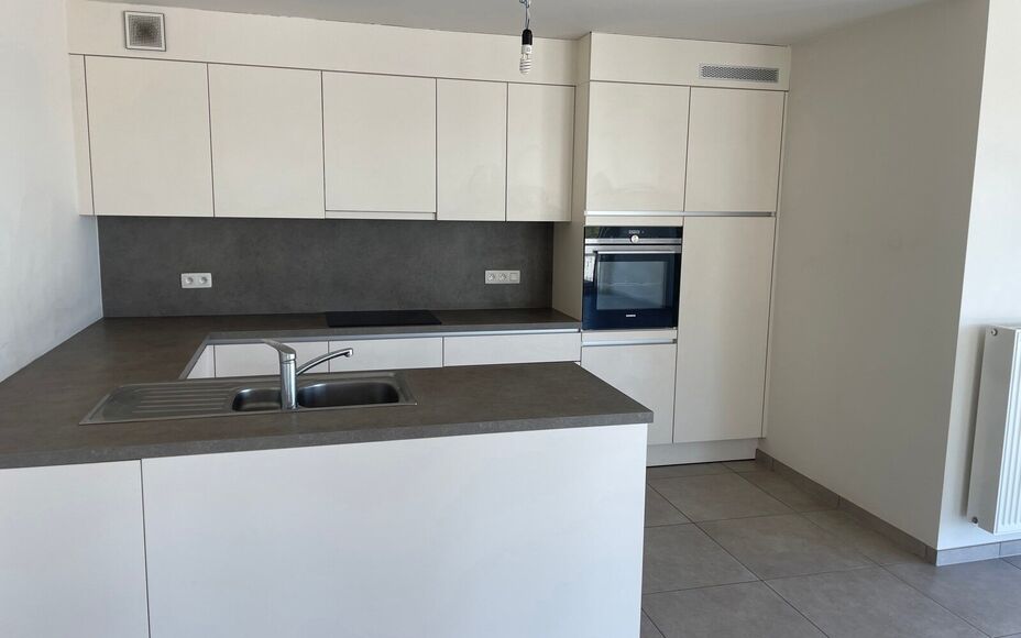 LEEMANS Immobiliën biedt u dit gezellig nieuwbouw appartement in centrum Groot-Bijgaarden. Het appartement maakt deel uit van een kleine residentie in een rustige woonwijk, gelegen op de tweede verdieping en in de nabijheid van alle nodige faciliteiten (