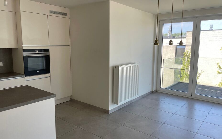 LEEMANS Immobiliën biedt u dit gezellig nieuwbouw appartement in centrum Groot-Bijgaarden. Het appartement maakt deel uit van een kleine residentie in een rustige woonwijk, gelegen op de tweede verdieping en in de nabijheid van alle nodige faciliteiten (