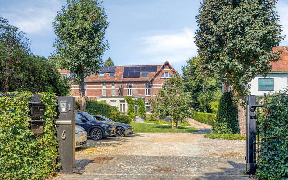 Leemans Immobiliën biedt u dit ruime en karaktervolle duplexappartement te huur aan, gelegen op een centrale locatie in Dilbeek.
Dankzij de uitstekende ligging bevinden winkels, scholen, openbaar vervoer, sportinfrastructuur en belangrijke invalswegen zi