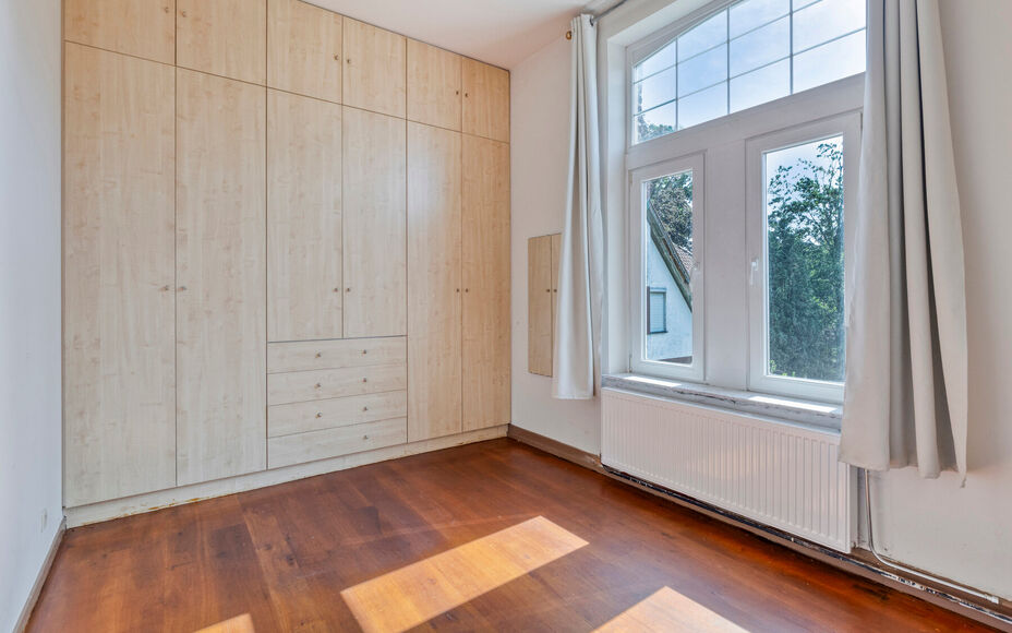 Leemans Immobiliën biedt u dit ruime en karaktervolle duplexappartement te huur aan, gelegen op een centrale locatie in Dilbeek.
Dankzij de uitstekende ligging bevinden winkels, scholen, openbaar vervoer, sportinfrastructuur en belangrijke invalswegen zi