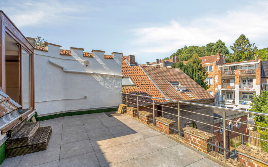 Leemans Immobiliën biedt u dit ruime en karaktervolle duplexappartement te huur aan, gelegen op een centrale locatie in Dilbeek.
Dankzij de uitstekende ligging bevinden winkels, scholen, openbaar vervoer, sportinfrastructuur en belangrijke invalswegen zi