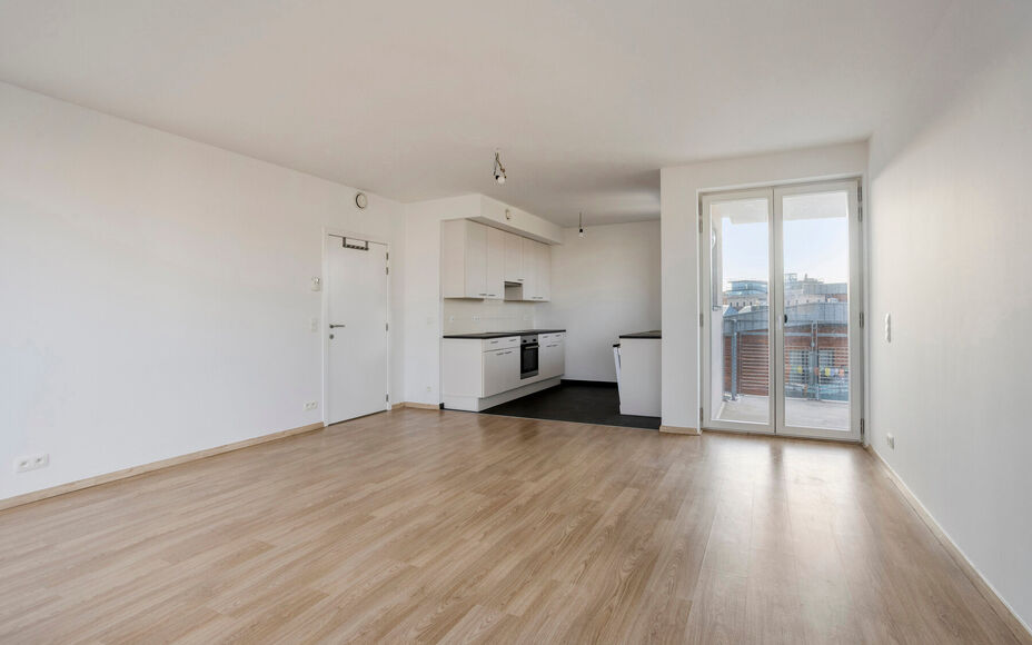 Leemans Immobiliën biedt u dit energiezuinige appartement aan met een adembenemend uitzicht over Brussel.
Dankzij de centrale ligging bevinden winkels, kinderopvang, scholen, sportinfrastructuur en openbaar vervoer zich op wandelafstand. Het appartement 