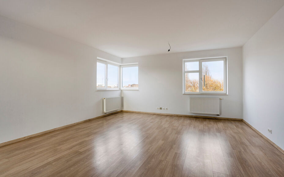 Leemans Immobiliën biedt u dit energiezuinige appartement aan met een adembenemend uitzicht over Brussel.
Dankzij de centrale ligging bevinden winkels, kinderopvang, scholen, sportinfrastructuur en openbaar vervoer zich op wandelafstand. Het appartement 