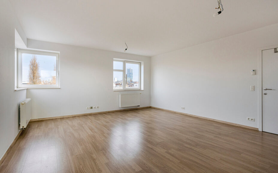 Leemans Immobiliën biedt u dit energiezuinige appartement aan met een adembenemend uitzicht over Brussel.
Dankzij de centrale ligging bevinden winkels, kinderopvang, scholen, sportinfrastructuur en openbaar vervoer zich op wandelafstand. Het appartement 