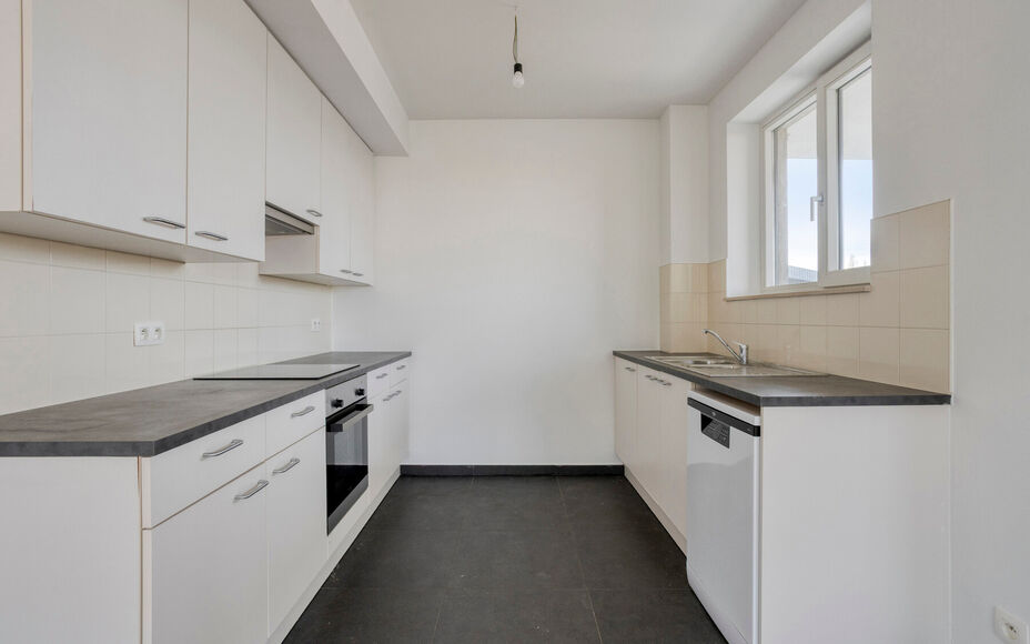 Leemans Immobiliën biedt u dit energiezuinige appartement aan met een adembenemend uitzicht over Brussel.
Dankzij de centrale ligging bevinden winkels, kinderopvang, scholen, sportinfrastructuur en openbaar vervoer zich op wandelafstand. Het appartement 