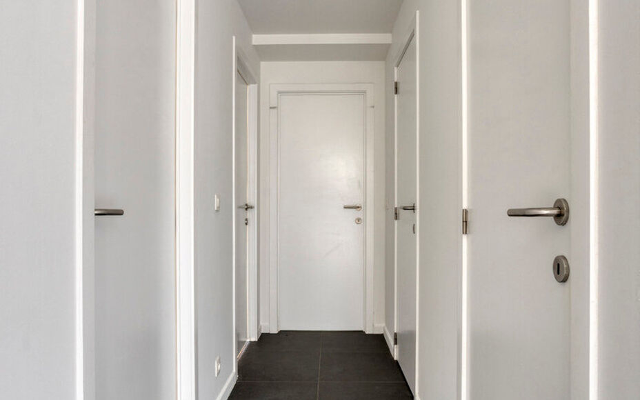 Leemans Immobiliën biedt u dit energiezuinige appartement aan met een adembenemend uitzicht over Brussel.
Dankzij de centrale ligging bevinden winkels, kinderopvang, scholen, sportinfrastructuur en openbaar vervoer zich op wandelafstand. Het appartement 