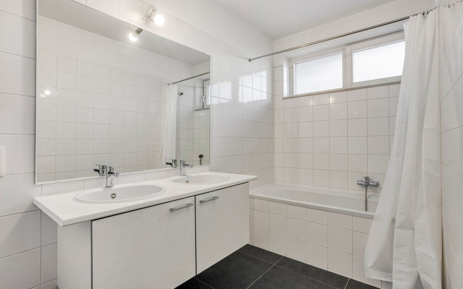 Leemans Immobiliën biedt u dit energiezuinige appartement aan met een adembenemend uitzicht over Brussel.
Dankzij de centrale ligging bevinden winkels, kinderopvang, scholen, sportinfrastructuur en openbaar vervoer zich op wandelafstand. Het appartement 