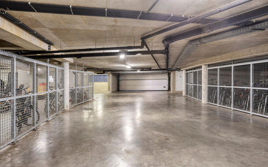 Leemans Immobiliën biedt u dit energiezuinige appartement aan met een adembenemend uitzicht over Brussel.
Dankzij de centrale ligging bevinden winkels, kinderopvang, scholen, sportinfrastructuur en openbaar vervoer zich op wandelafstand. Het appartement 