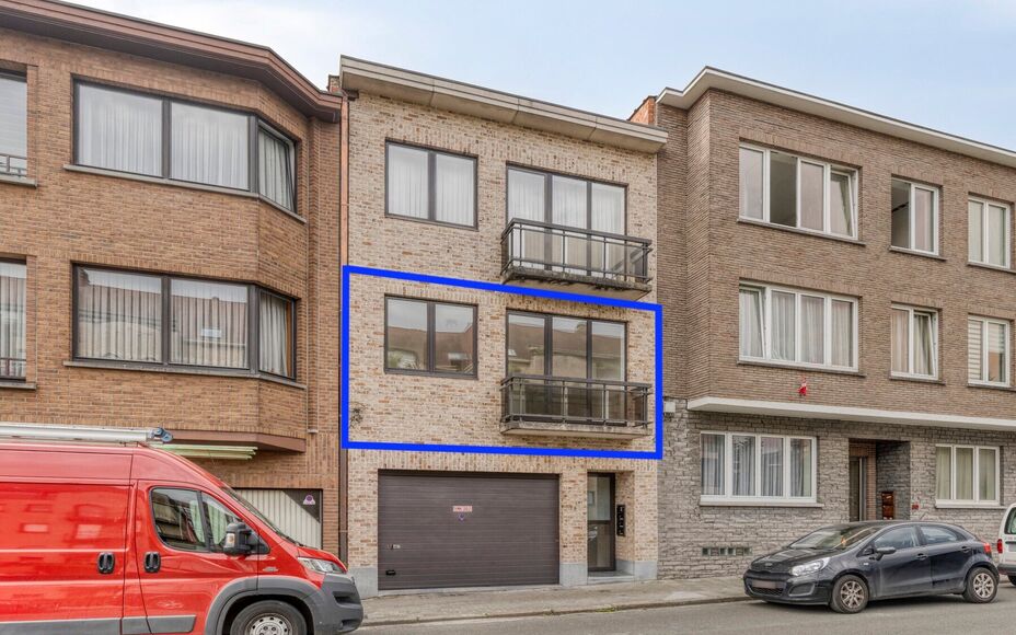 LEEMANS IMMOBILIËN biedt u dit zeer goed onderhouden en tevens volledig instapklaar appartement aan op de eerste verdieping van een kleinschalig residentieel gebouw bestaande uit 3 appartementen in totaliteit. Het appartement bevindt zich in een zeer goe