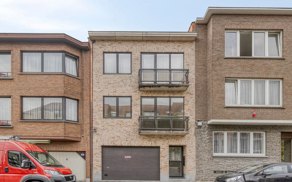 LEEMANS IMMOBILIËN biedt u dit zeer goed onderhouden en tevens volledig instapklaar appartement aan op de eerste verdieping van een kleinschalig residentieel gebouw bestaande uit 3 appartementen in totaliteit. Het appartement bevindt zich in een zeer goe