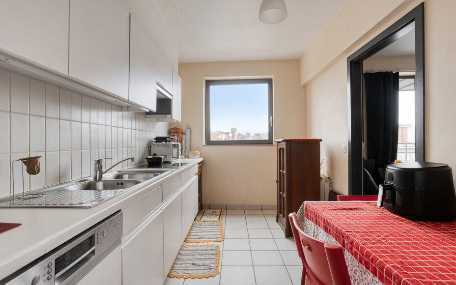 LEEMANS IMMOBILIËN stelt u graag volgend appartement voor, ideaal gelegen in de gemeente Vorst, op de zevende verdieping van een residentieel gebouw.

Met een bewoonbare oppervlakte van 103m² is het appartement als ingedeeld volgt:
Een ruime inkomhal me