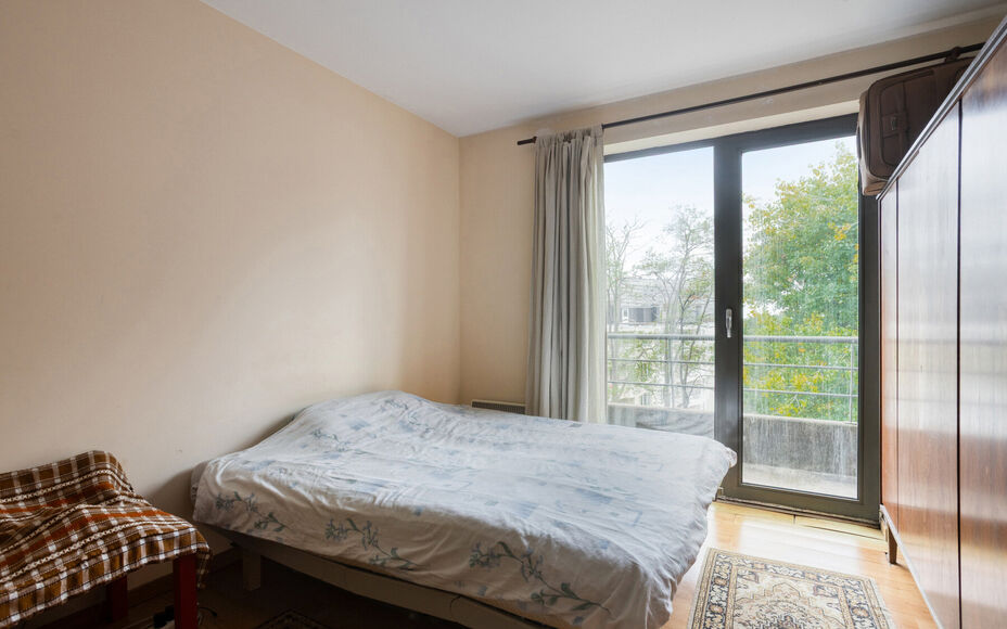 LEEMANS IMMOBILIËN stelt u graag volgend appartement voor, ideaal gelegen in de gemeente Vorst, op de zevende verdieping van een residentieel gebouw.

Met een bewoonbare oppervlakte van 103m² is het appartement als ingedeeld volgt:
Een ruime inkomhal me