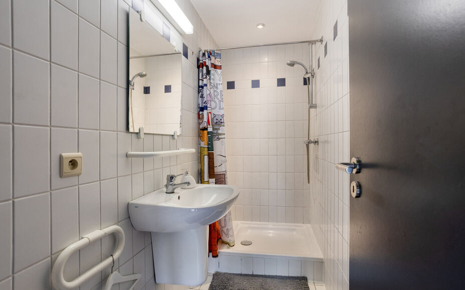 LEEMANS IMMOBILIËN stelt u graag volgend appartement voor, ideaal gelegen in de gemeente Vorst, op de zevende verdieping van een residentieel gebouw.

Met een bewoonbare oppervlakte van 103m² is het appartement als ingedeeld volgt:
Een ruime inkomhal me